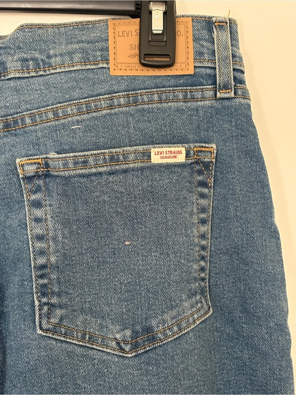 Levi's vintage Mid Rise Boyfriend Jeans in Medium Blue Wash Size 6